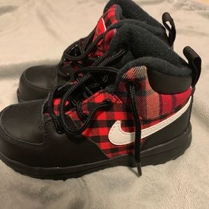 EUC nike buffalo plaid boots lightweight